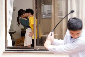 "Tôi vừa mặc quần áo... Anh cởi chúng ra mà không có sự đồng ý của tôi~ Nhẹ nhàng thôi..." Lời thoại thật buồn cười. Một nữ sinh viên xinh đẹp có vòng 3 lớn vừa bị làm tình đã bị lột sạch quần áo và bị làm tình một cách thô bạo lần nữa. Cái mông của cô ấy gợi cảm đến nỗi tôi đã xuất tinh vào bên trong cô ấy...