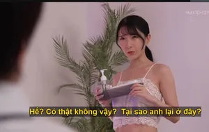 Cô gái xinh đẹp đau khổ vì tình dục. Cô gái xinh đẹp ngồi xổm trong tòa nhà công nghệ, nhưng cô ấy có một chữ B đen to với lông mu lộn xộn không phù hợp với khuôn mặt trong sáng của cô ấy.