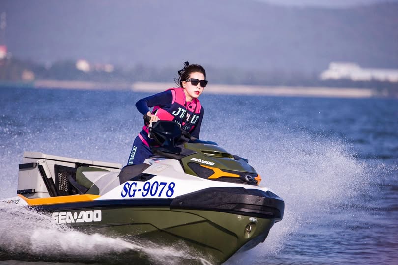 Em tiếp viên hàng không bị cám dỗ bởi một gã đàn ông giàu có